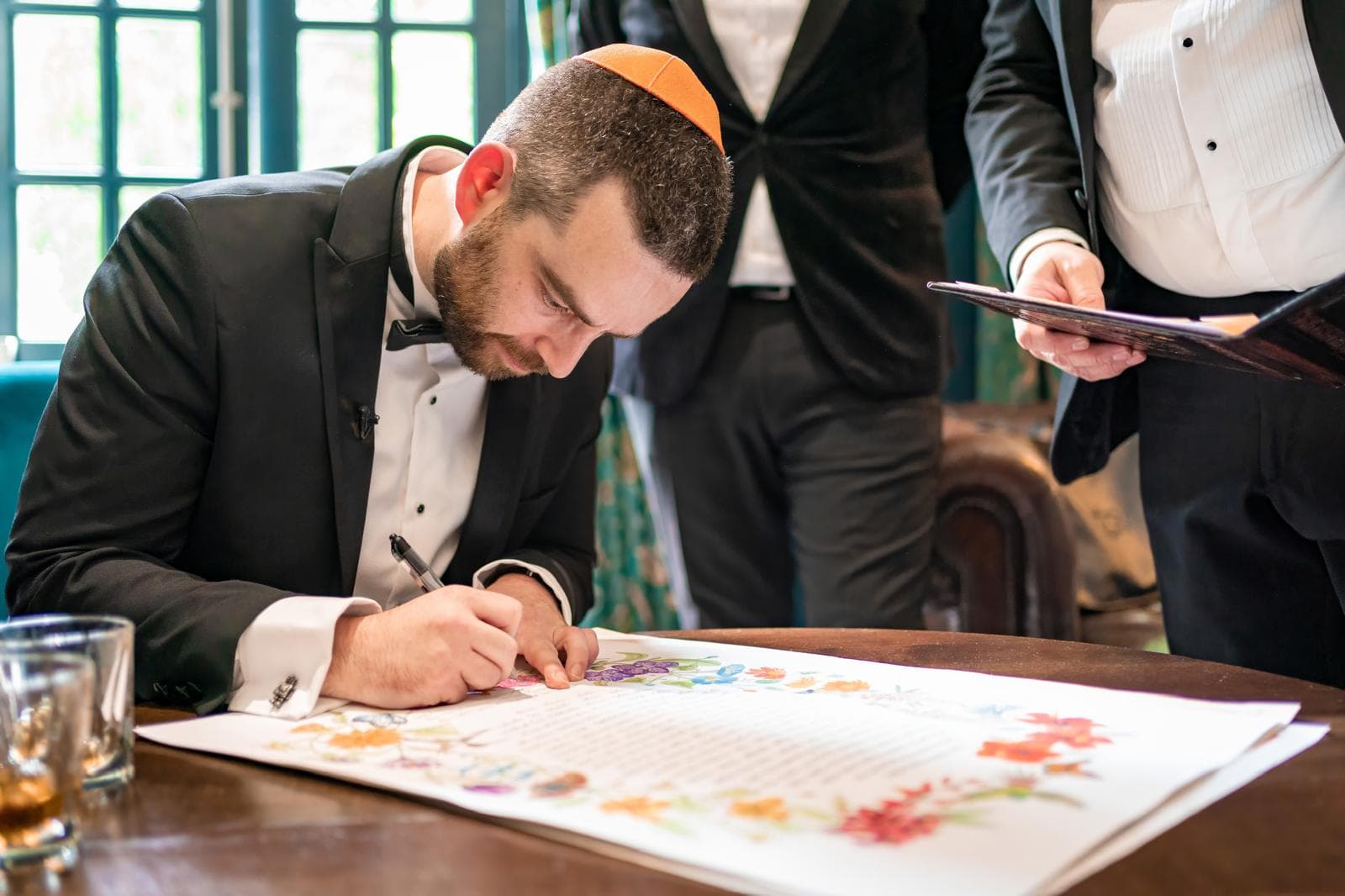 דילן ואלכסיס חותמים על הכתובה האישית שלהם